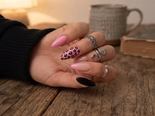 Inspiration nail art rose avec léopard violet et un ongle noir